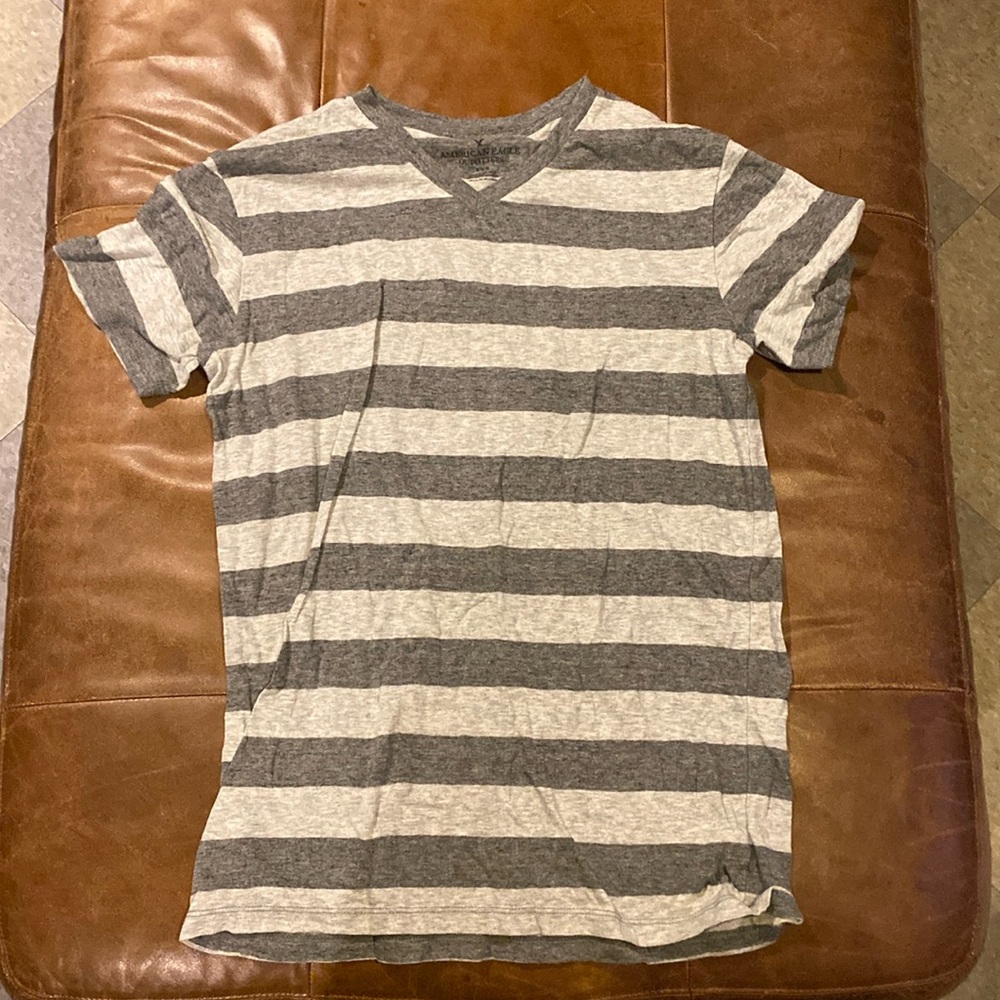American Eagle v neck shirt